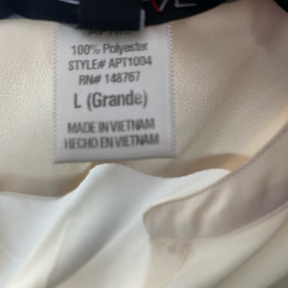 [💙🆓] Must have — Cream short sleeve polyester blouse with gold accents - Picture 7 of 12